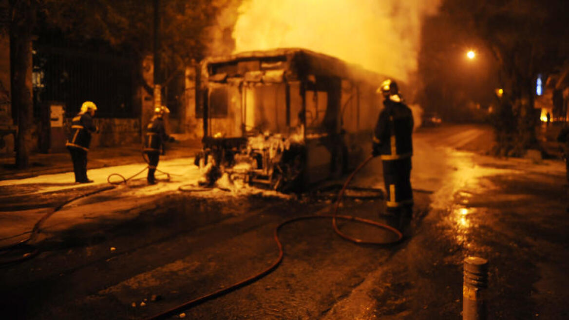 Επίθεση με μολότοφ σε τρόλεϊ στα Εξάρχεια