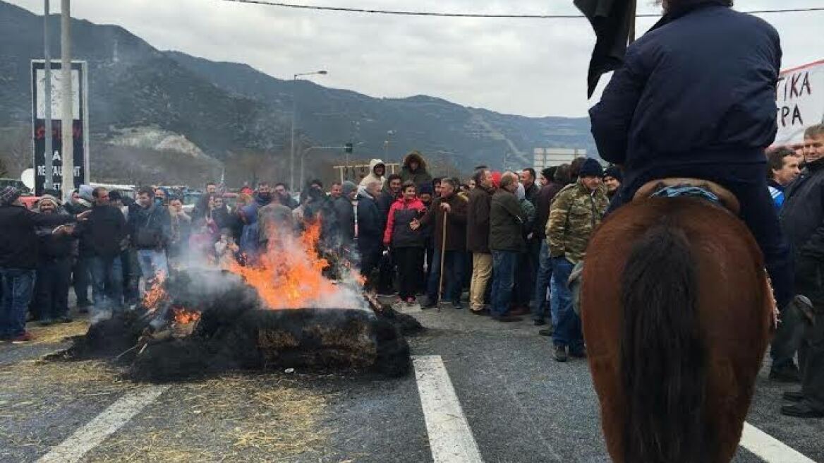 Οδοιπορικό του protothema.gr στα μπλόκα των αγροτών 