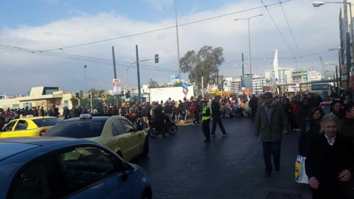 Έκλεισαν το λιμάνι του Πειραιά Σύροι πρόσφυγες 