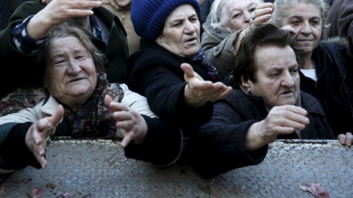 Συγκλονιστικές εικόνες: Ουρές απόγνωσης από ηλικιωμένους για λίγα φρούτα στον Κολωνό