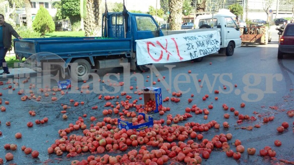 Πέταξαν ντομάτες οι αγρότες στα Χανιά