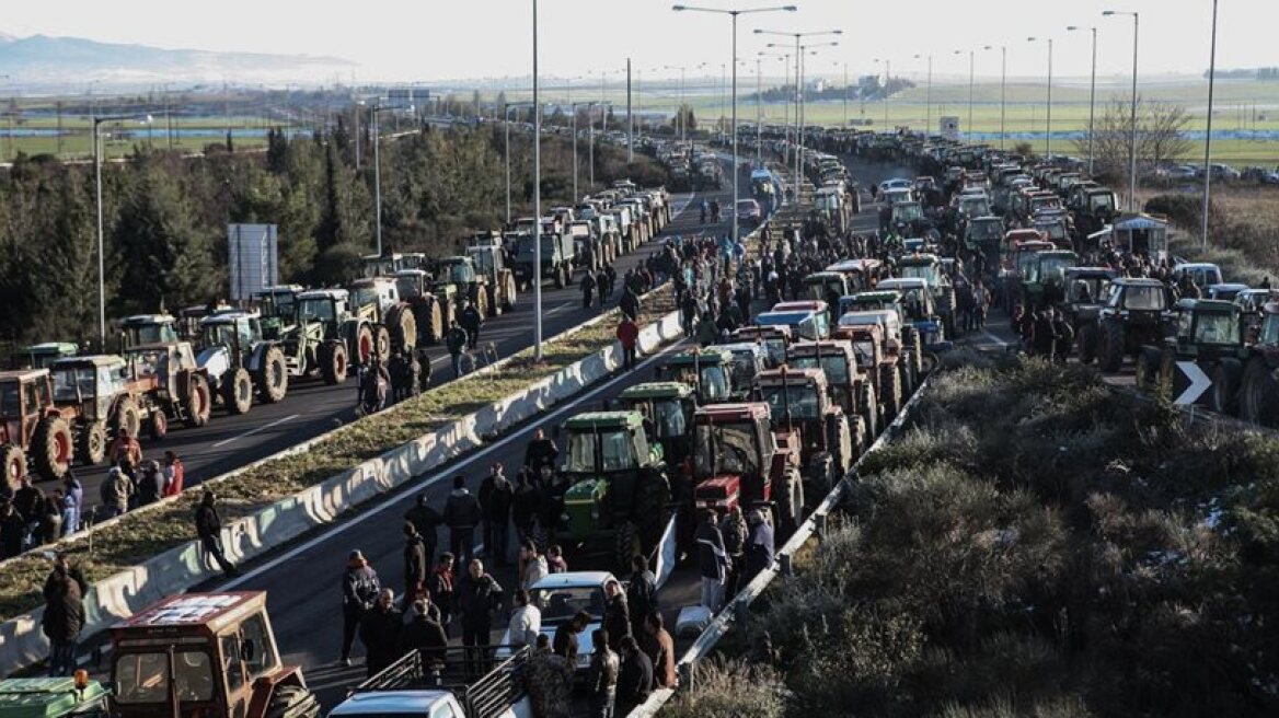 Αγρότες: Δείτε πού έχουν στήσει μπλόκα σε όλη τη χώρα