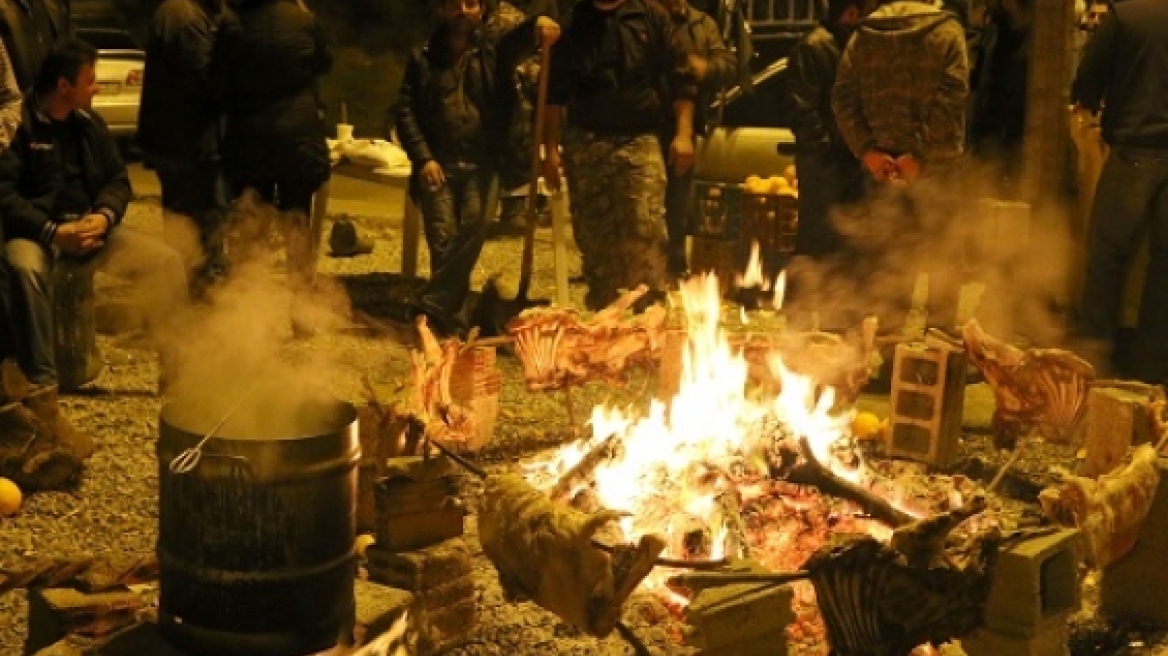 Μπλόκα... με αντικριστό και λύρα στην Κρήτη 