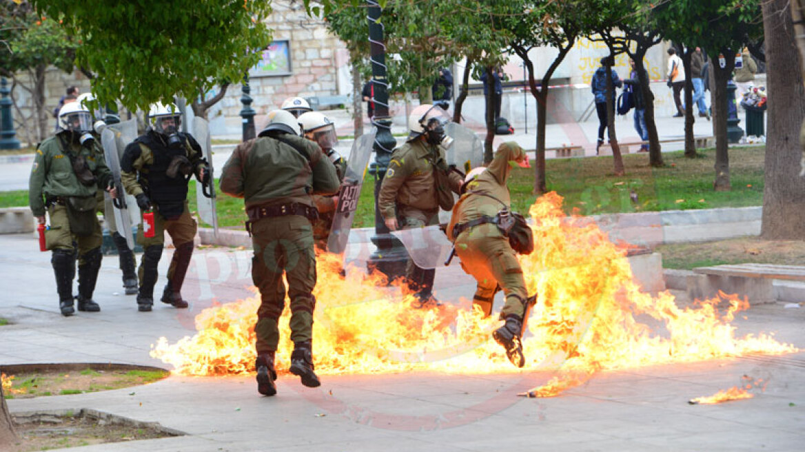 Με επεισόδια διέλυσαν τη μεγάλη συγκέντρωση