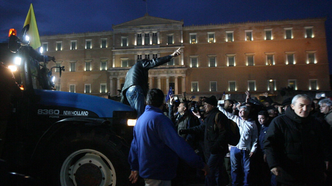  Βουλή: Από την πίσω πόρτα έφυγαν οι βουλευτές του ΣΥΡΙΖΑ