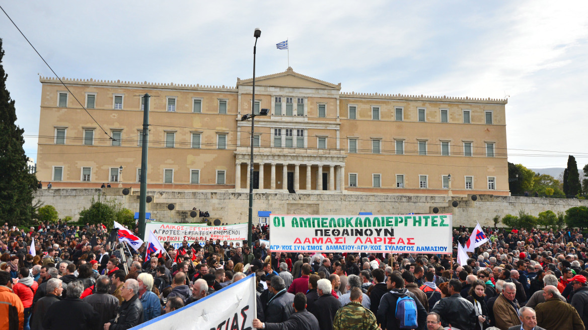 Λαοθάλασσα το πρωί μπροστά στη Βουλή: «Μήπως ήρθε η ώρα για νέο Κιλελέρ» φώναξαν οι αγρότες