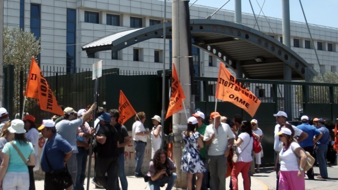 Συγκέντρωση διαμαρτυρίας από ΔΟΕ και ΟΛΜΕ στο υπ. Παιδείας