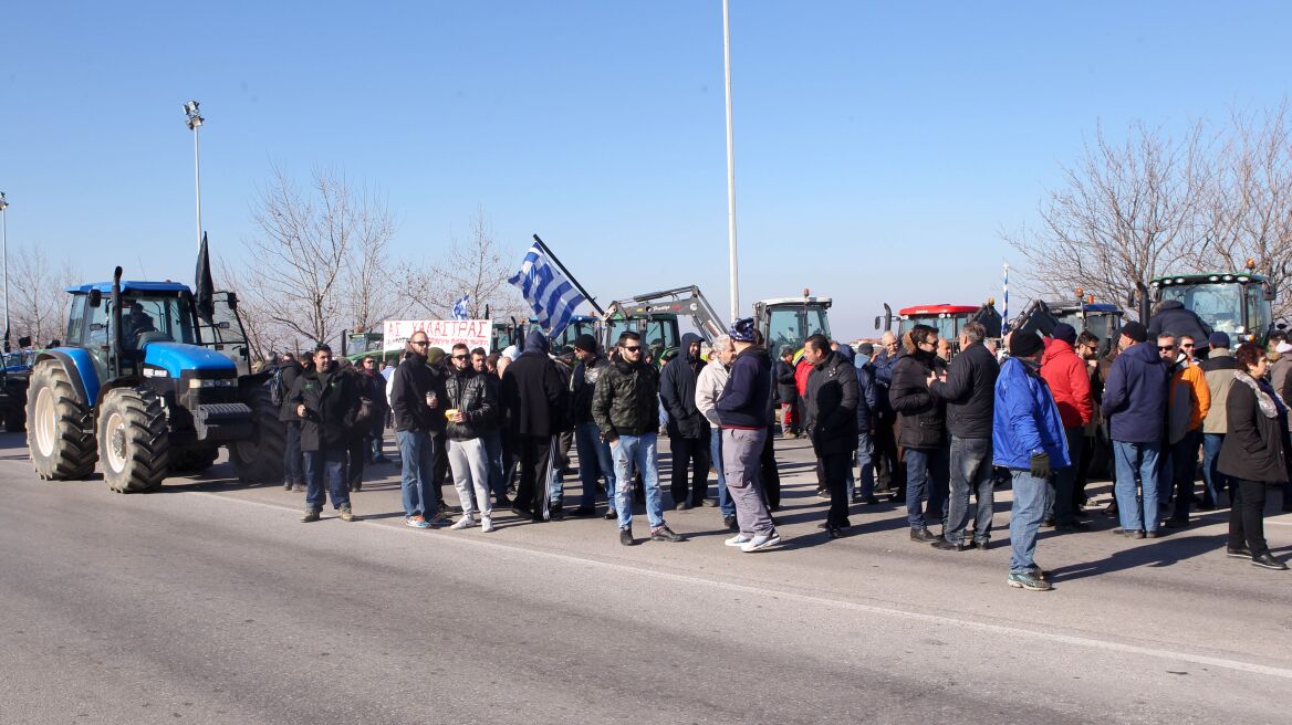 Κατατέθηκε η πρώτη μηνυτήρια αναφορά για παρακώλυση των συγκοινωνιών από τα μπλόκα