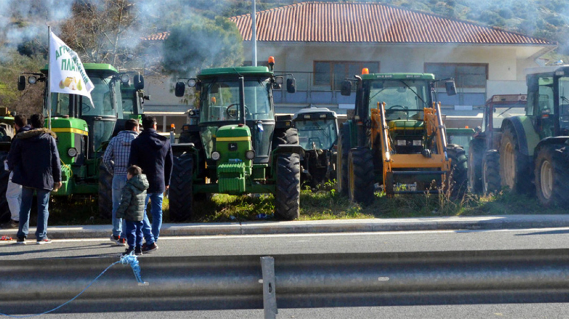 Στα μπλόκα περιμένουν οι αγρότες τη συνάντηση με Τσίπρα τη Δευτέρα