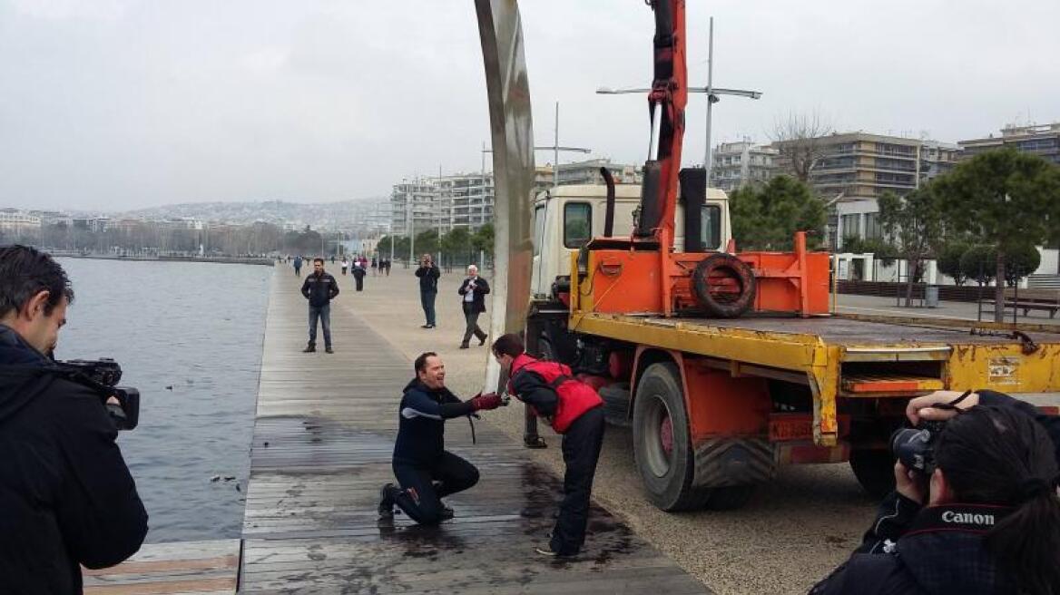 Έβγαλε το «Φεγγάρι» από το Θερμαϊκό και το... πρόσφερε στην αγαπημένη του!