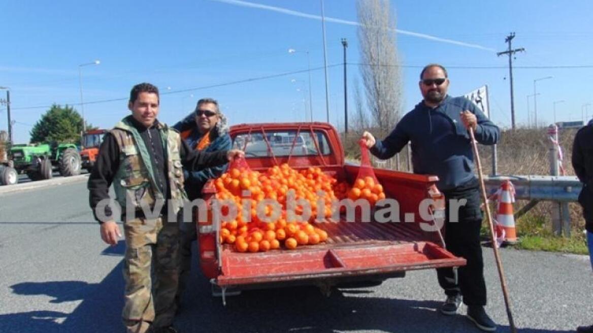 Μοίρασαν πορτοκάλια στο μπλόκο της Κατερίνης οι αγρότες