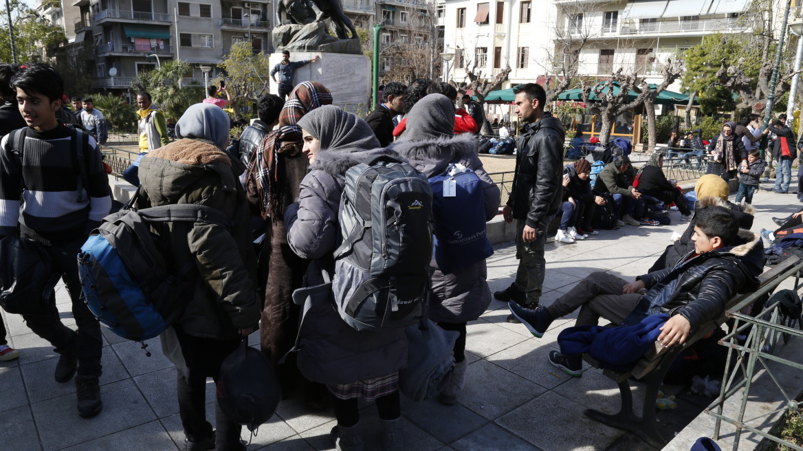 «Πλημμύρισε» και πάλι από μετανάστες η πλατεία Βικτωρίας