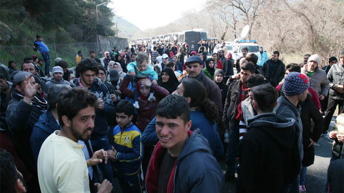 Απίστευτες εικόνες στις Εθνικές Οδούς: Χιλιάδες πρόσφυγες πηγαίνουν με τα πόδια στην Ειδομένη