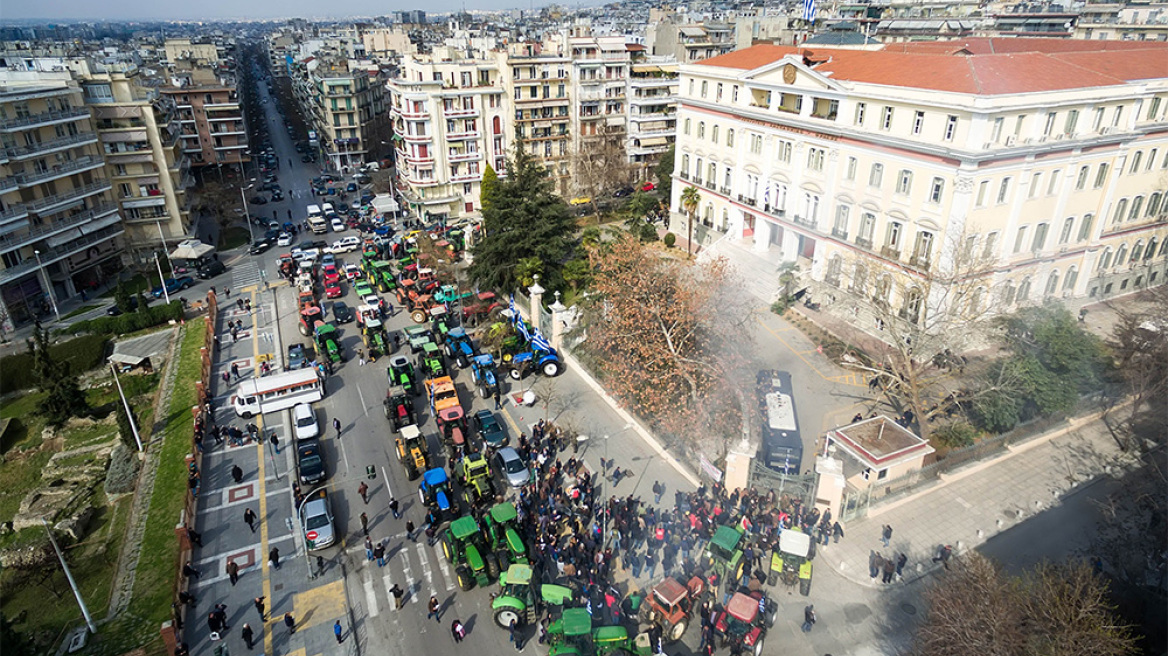 Αγρότες στη Θεσσαλονίκη: Σε κλοιό τρακτέρ το υπουργείο Μακεδονίας-Θράκης