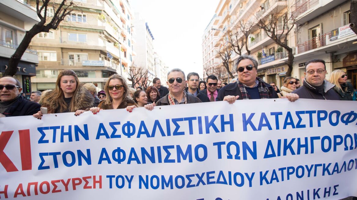 Συνεχίζουν την αποχή τους για το ασφαλιστικό δικηγόροι και συμβολαιογράφοι