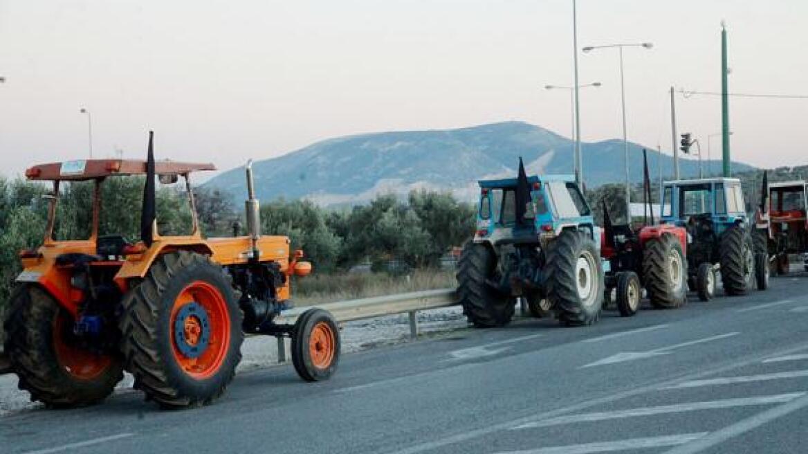 Ελευθερώνεται το οδικό δίκτυο από τα μπλόκα των αγροτών