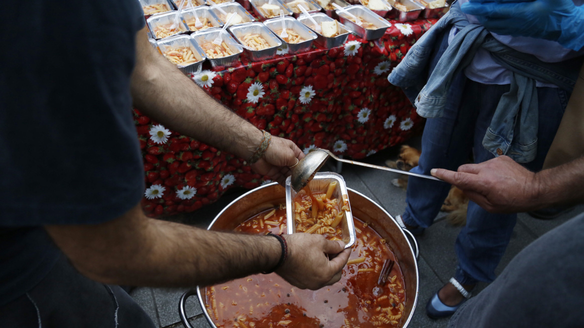 Δέκα χιλιάδες μερίδες φαγητού, σε δυο μέρες, από την «Αποστολή» για τους πρόσφυγες