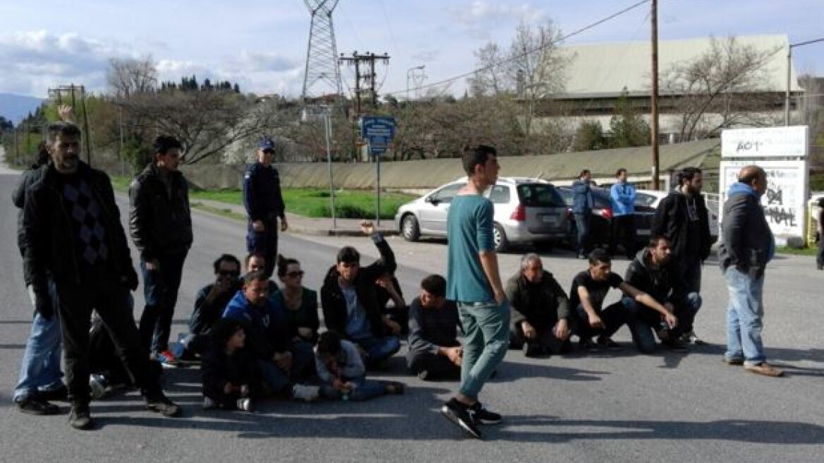 Οι πρόσφυγες έκλεισαν την εθνική οδό Τρικάλων-Ιωαννίνων