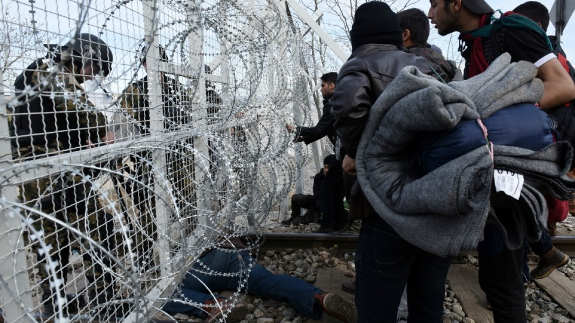 Οι απελπισμένοι πρόσφυγες προκαλούν ασφυξία στο Μαξίμου