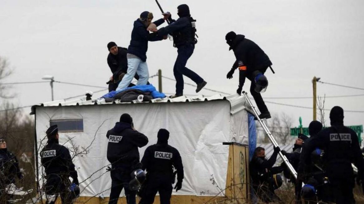 Ράβουν τα χείλη τους και δεν εγκαταλείπουν τον καταυλισμό στο Καλαί οι πρόσφυγες 