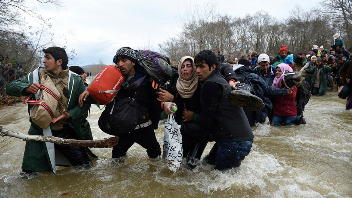 Σκόπια: Στοιβάζουν τους πρόσφυγες σε φορτηγά για να τους γυρίσουν πίσω στην Ελλάδα