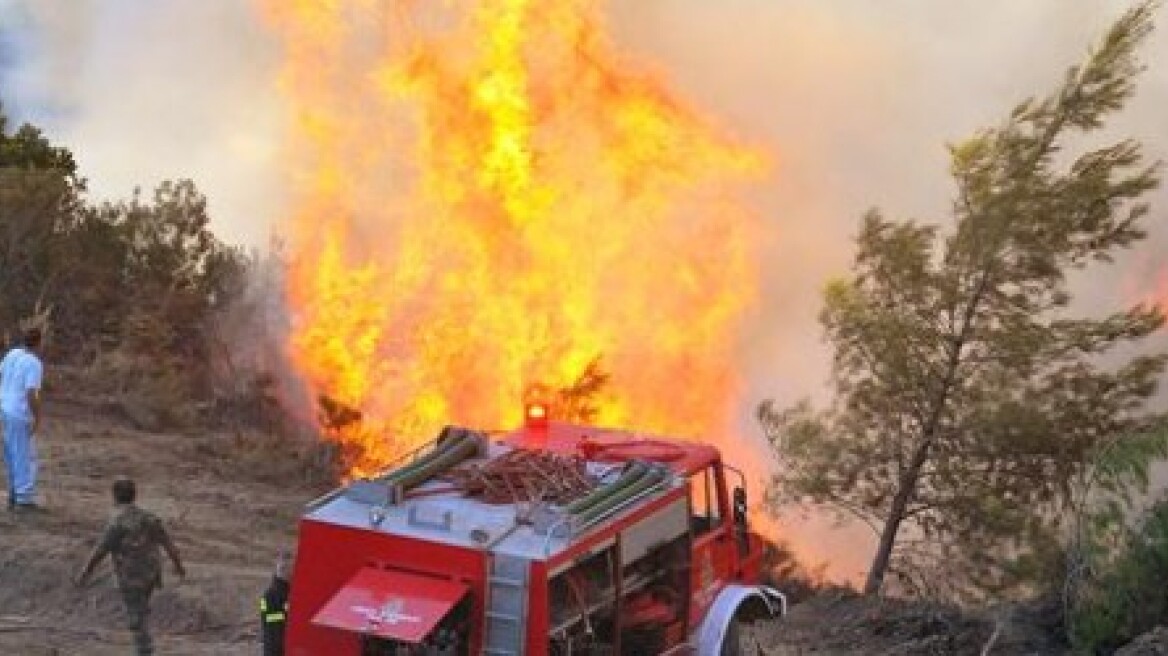 Κρήτη: Μεγάλη φωτιά στο Σφηνάρι Κισσάμου 