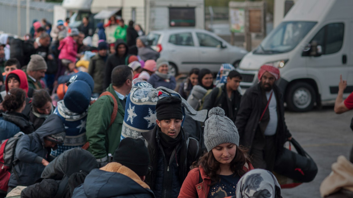 Πού χάθηκαν 3.000 μετανάστες στα νησιά;