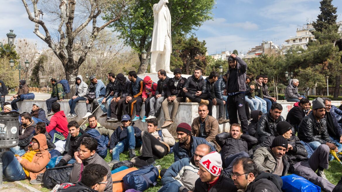 Έστησαν σκηνές στην πλατεία Αριστοτέλους οι πρόσφυγες 