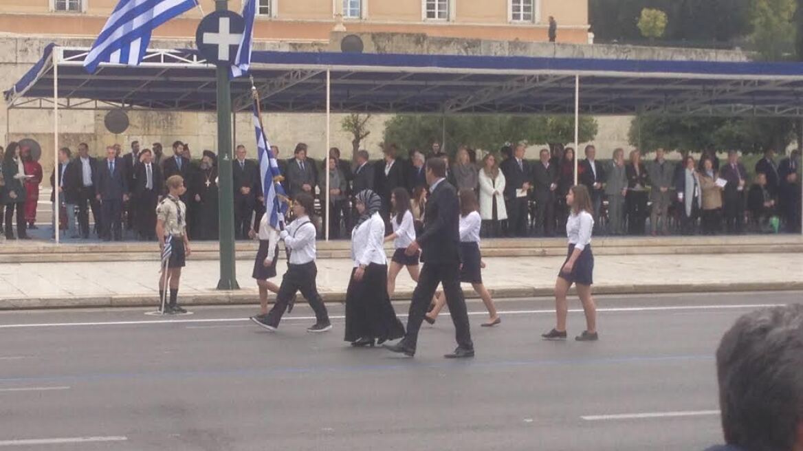 Πρωταγωνίστρια η παραστάτις με τη μαντήλα στην παρέλαση της 25ης Μαρτίου