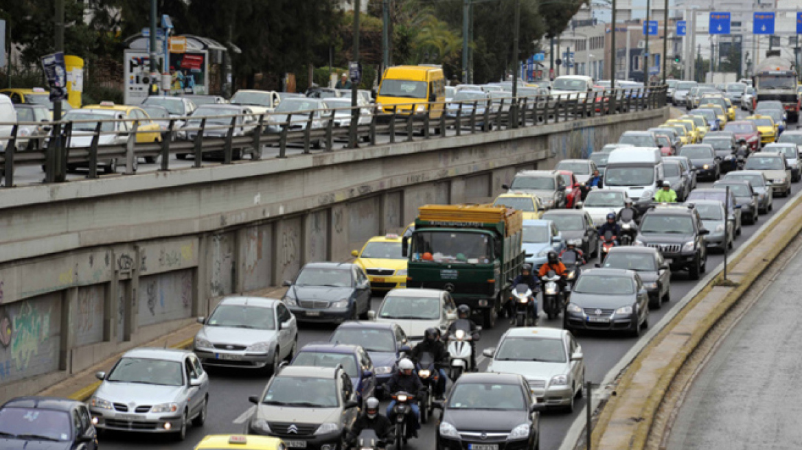 Κομφούζιο στην Αθήνα λόγω απεργίας στο Μετρό και παρέλασης στο κέντρο