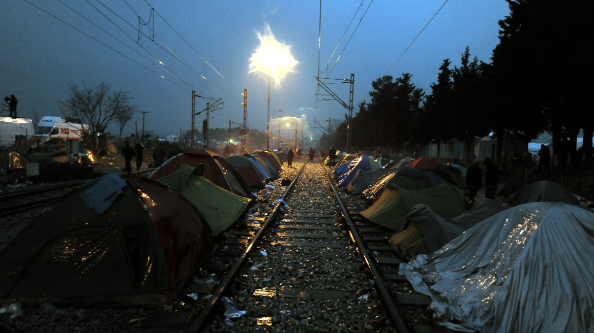 Απελπισμένοι οι εγκλωβισμένοι πρόσφυγες: Έστησαν σκηνές στην εθνική οδό