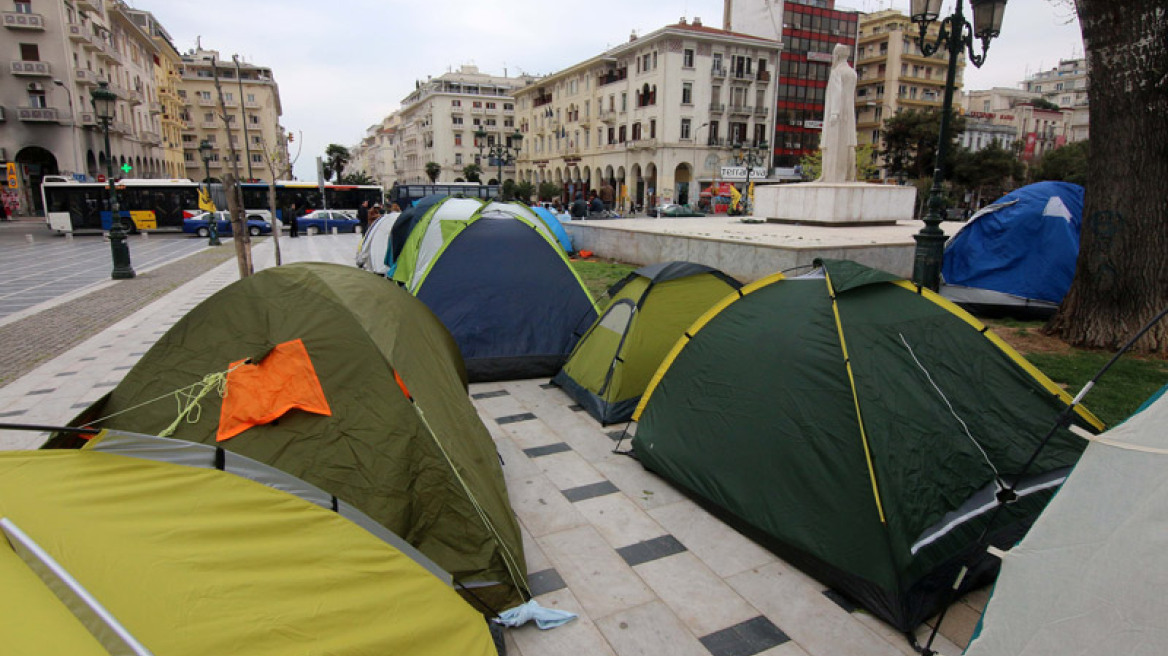 Βίντεο: Καταυλισμό στην πλατεία Αριστοτέλους έστησαν οι πρόσφυγες