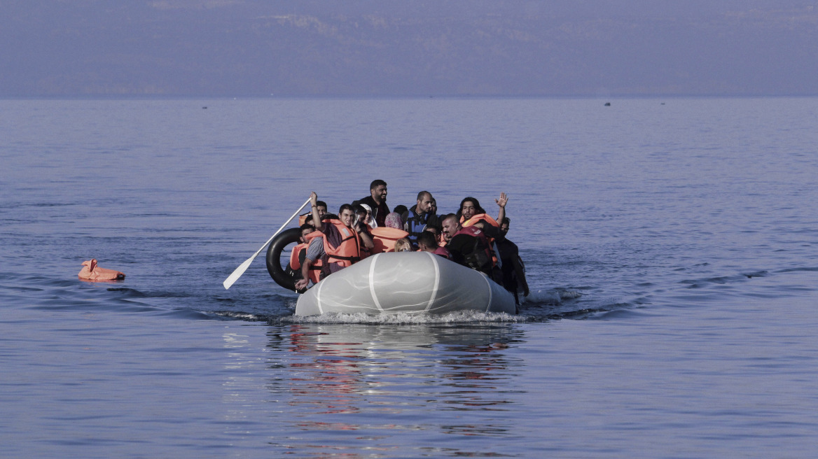 Πλοιάρια με 350 μετανάστες από τη Μιανμάρ προσπάθησαν να φθάσουν στην Ελλάδα