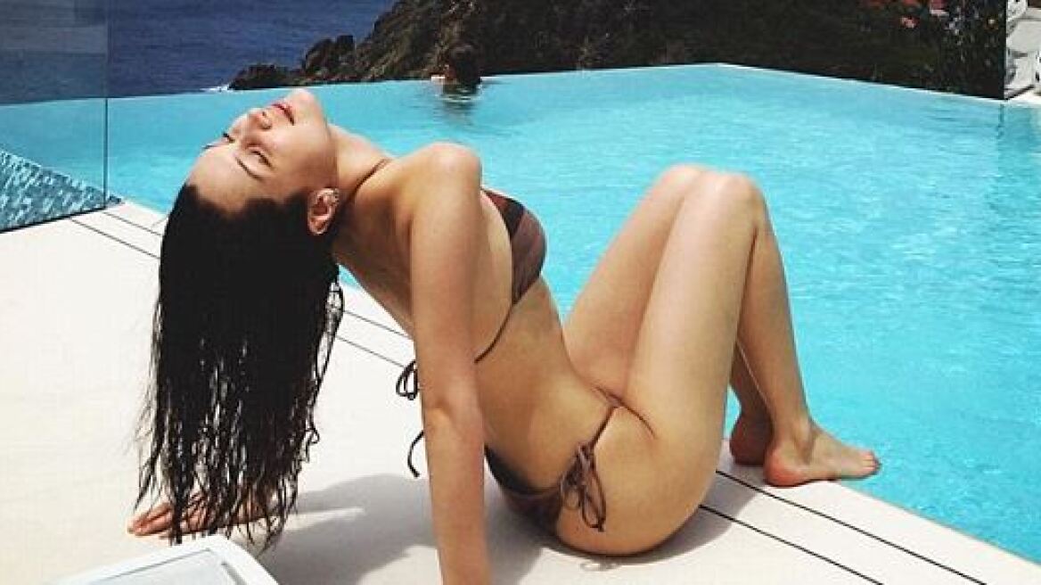 Η Bella Hadid απολαμβάνει και απολαμβάνεται στις διακοπές της