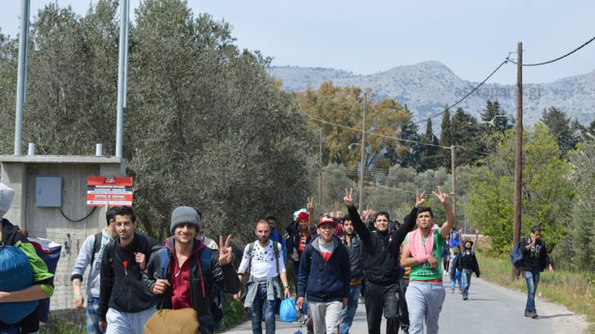 Χίος: «Κατάληψη» στο λιμάνι από 800 μετανάστες