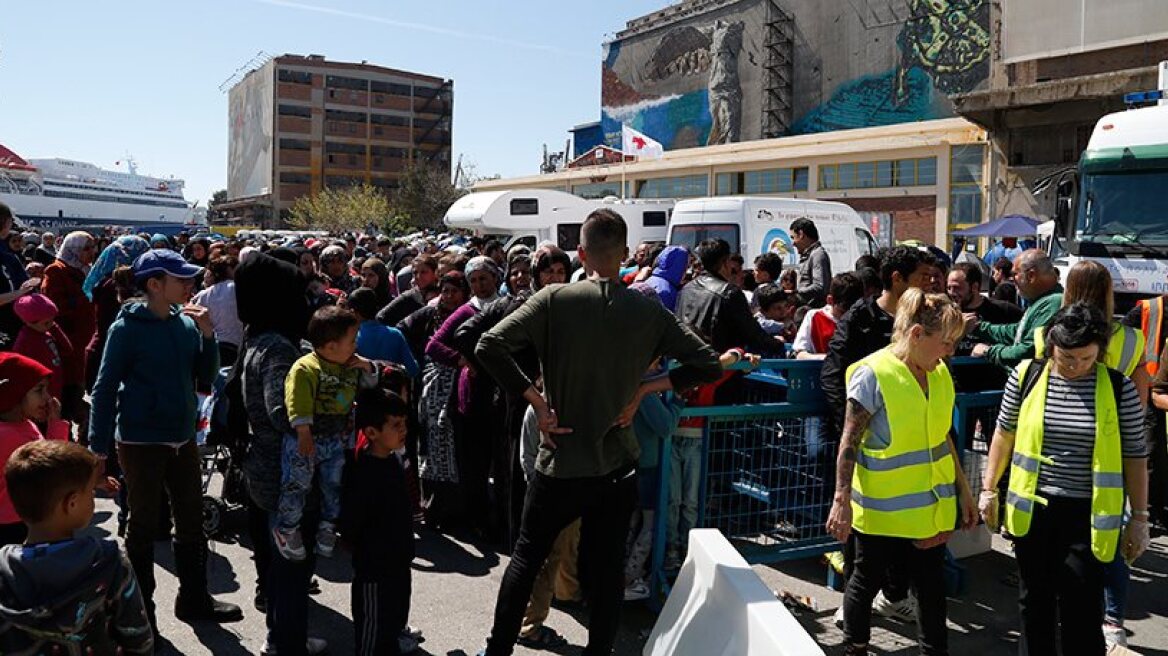 Πειραιάς: 5.350 πρόσφυγες παραμένουν στο λιμάνι 