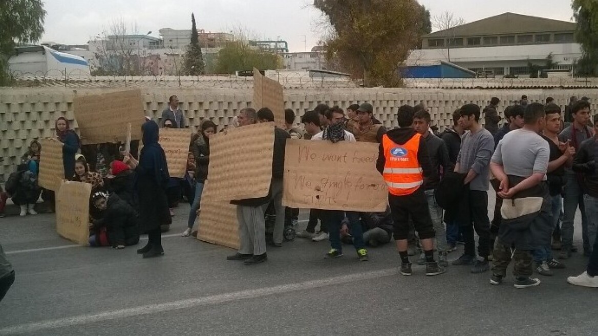 Άνοιξαν την εθνική οδό Θεσσαλονίκης - Ευζώνων οι πρόσφυγες 