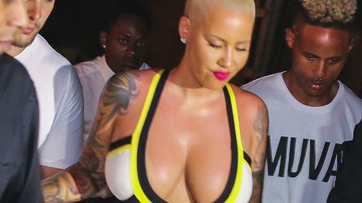 Η Amber Rose ίσα και που «έκρυψε» το μπούστο της