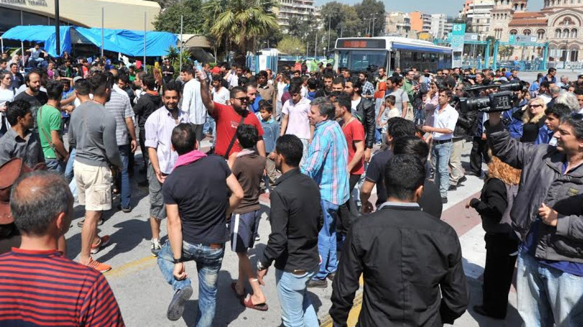 Με διαταγή «γενικού» έδιωξαν δημοσιογράφους για να μιλήσουν σε πρόσφυγες