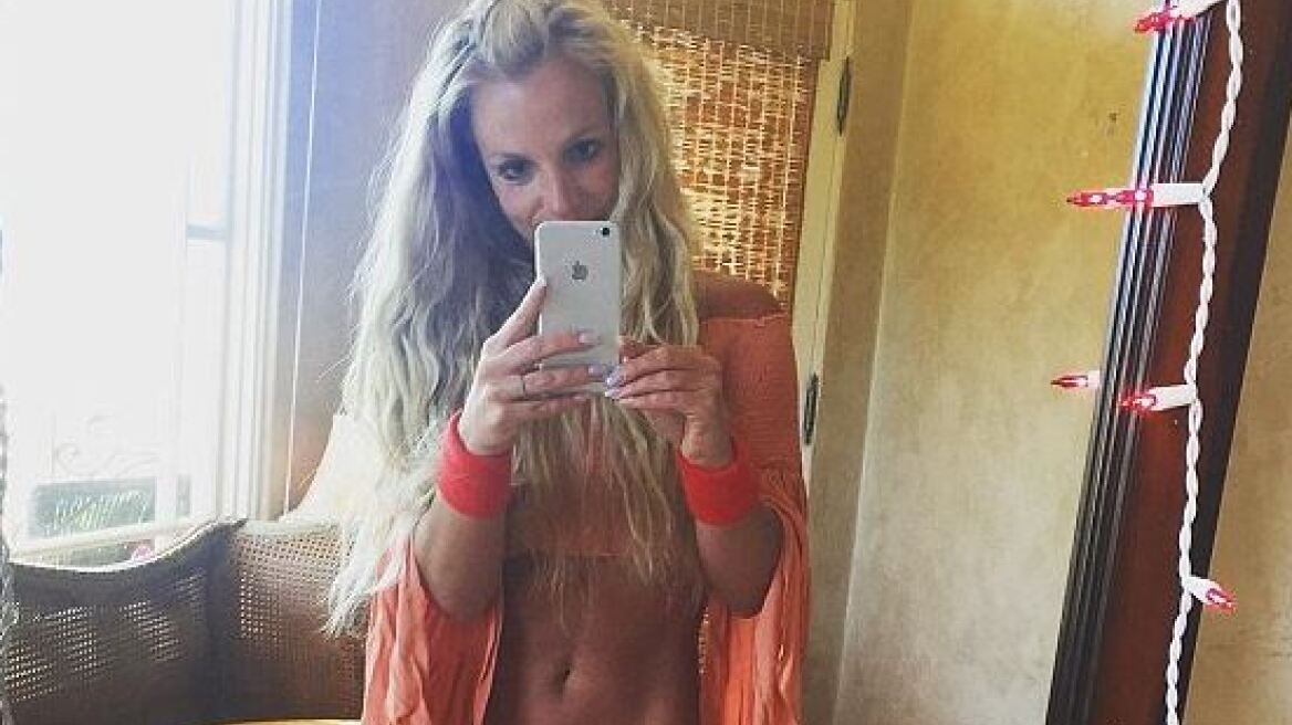 Η Britney Spears επιδεικνύει τους κοιλιακούς της