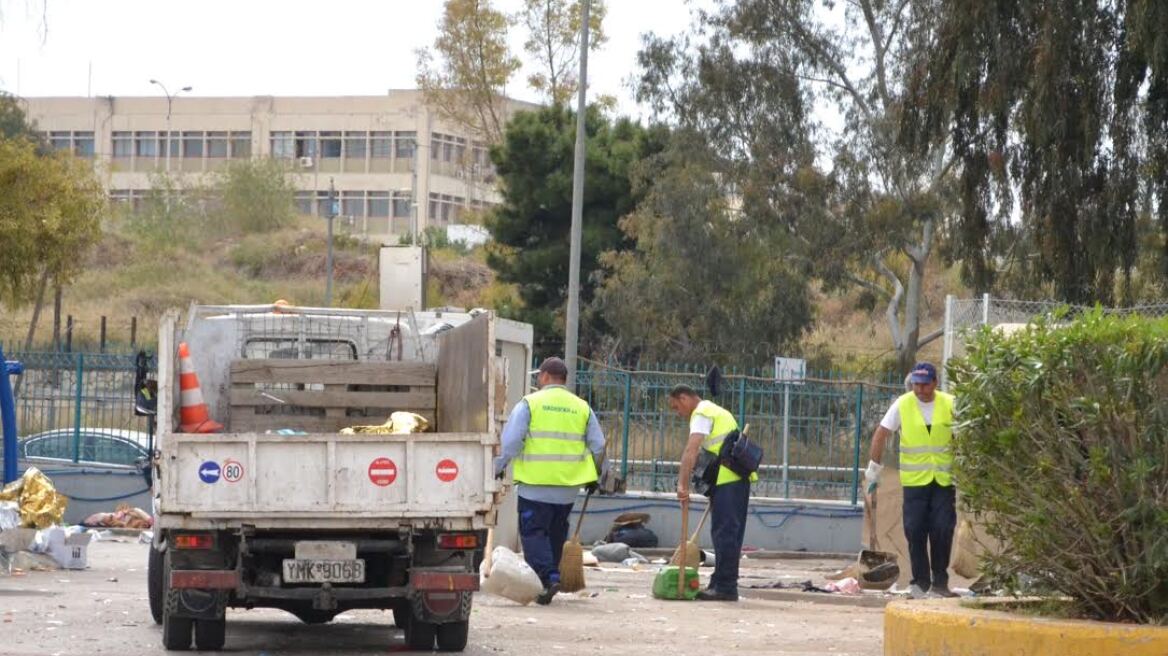 Τα συνεργεία καθαρισμού έπιασαν δουλειά στην πύλη Ε3 στον Πειραιά 