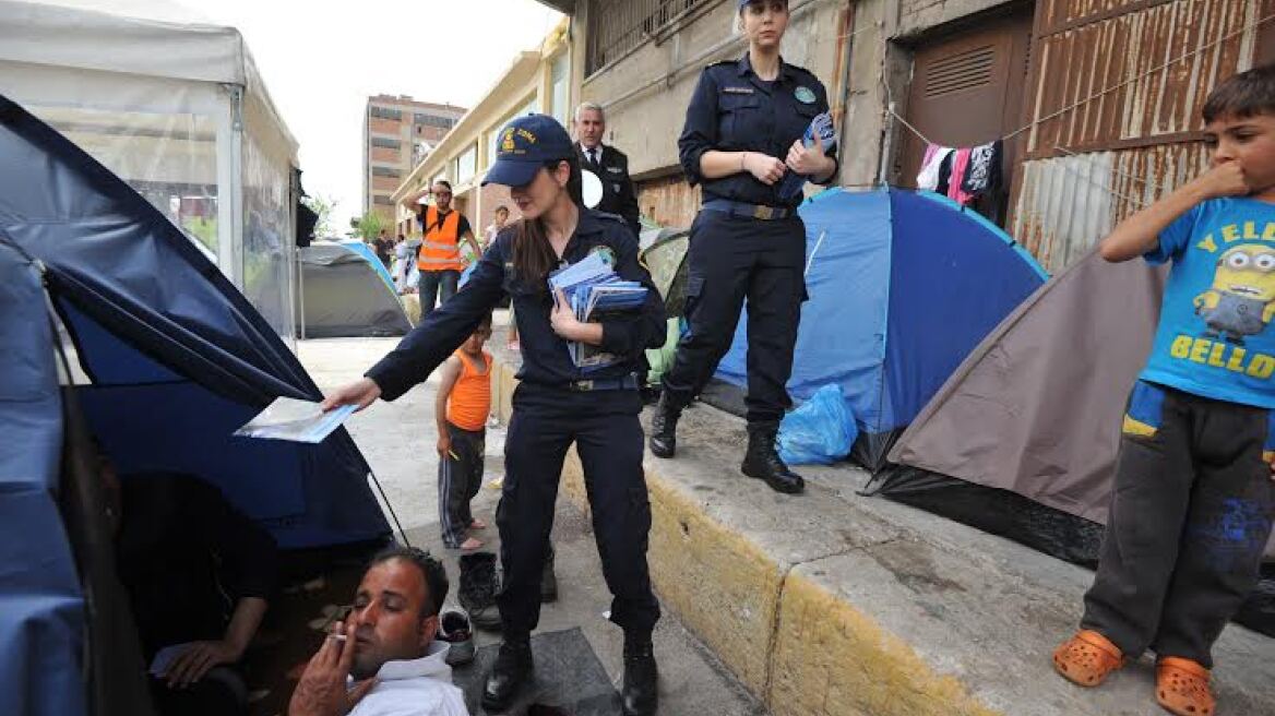 Έβαλαν γυναίκες λιμενικούς να μοιράζουν τα φυλλάδια με το «σας αγαπάμε» στους μετανάστες