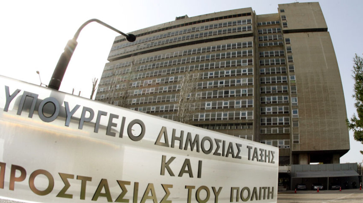 Το υπουργείο Προστασίας του Πολίτη παραδέχεται κενά στη διαχείριση του προσφυγικού