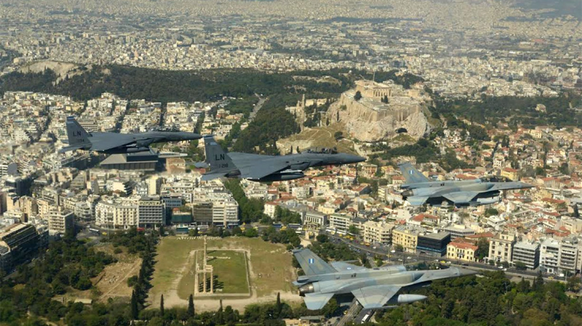 Φωτογραφίες: Τα αμερικανικά μαχητικά F-15 πάνω από την Ακρόπολη