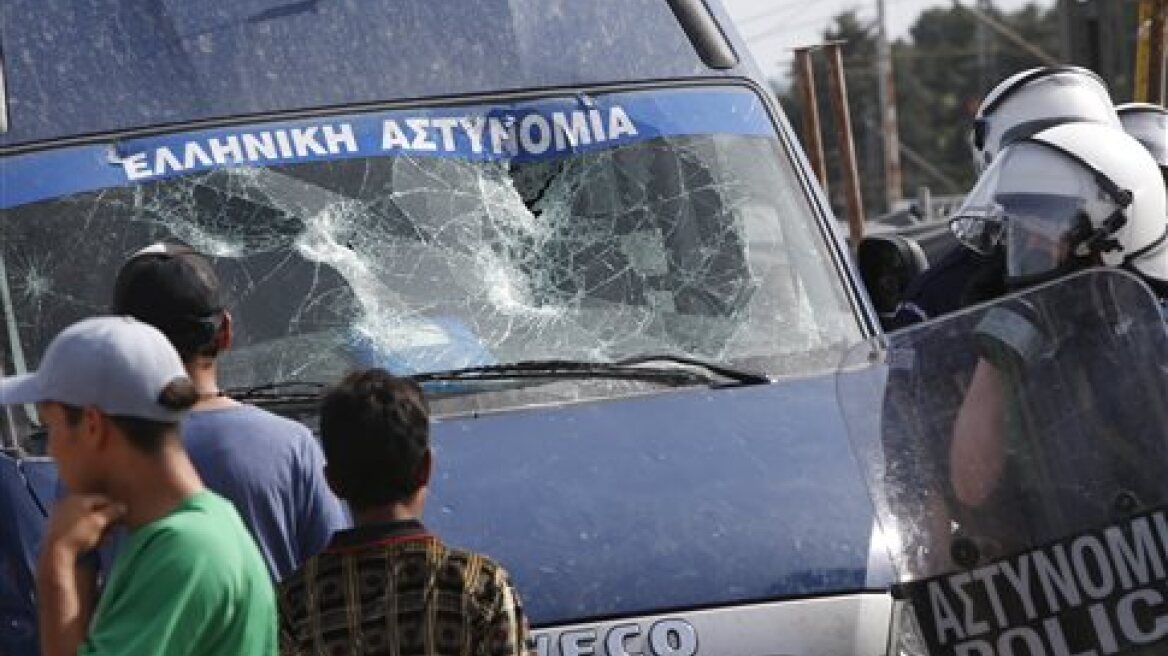 Ειδομένη: Μετανάστες σπάνε κλούβα της αστυνομίας