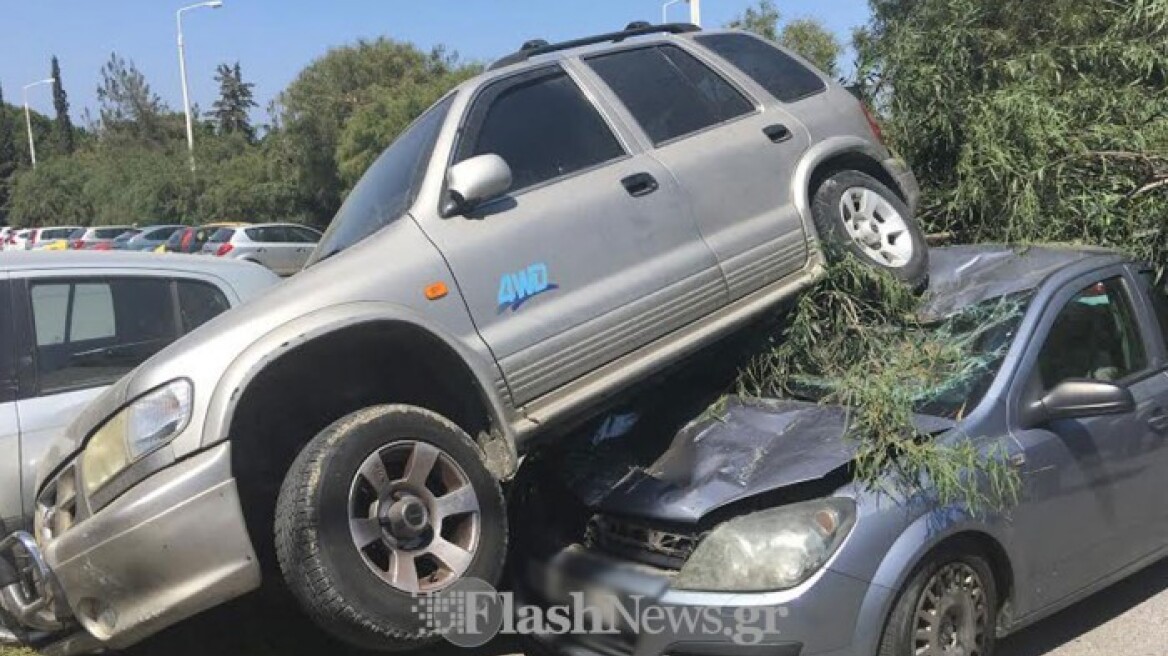 Εικόνες: Γυναίκα οδηγός προκάλεσε πανικό στο Ηράκλειο