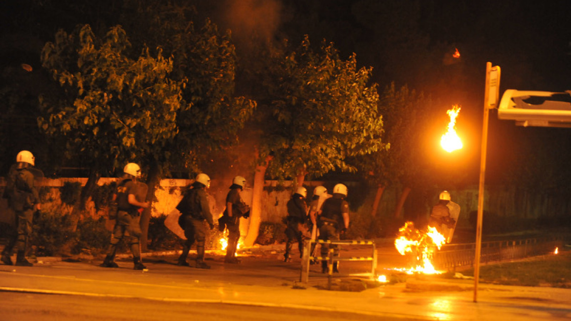 Ένταση με πετροπόλεμο και μολότοφ μπροστά από το Πολυτεχνείο