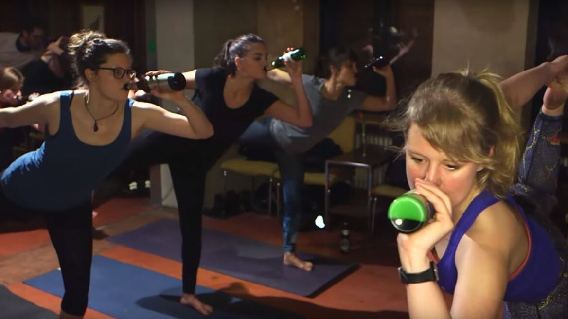 «Bieryoga»: Η νέα μόδα στη Γερμανία είναι να κάνεις γιόγκα πίνοντας μπύρα 