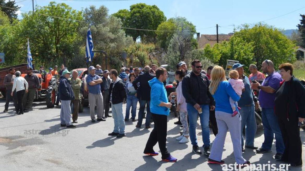 Χίος: Έκλεισαν με τρακτέρ τον δρόμο προς το hot spot