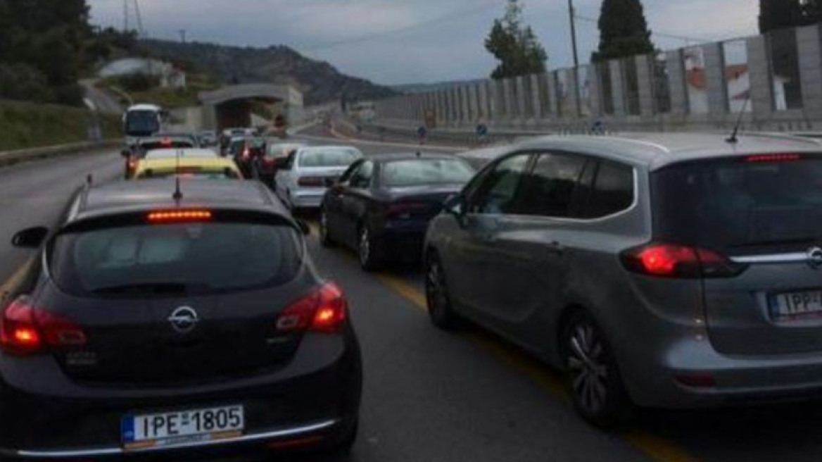 Έξοδος για το Πάσχα: Ουρές χιλιομέτρων στην Κορίνθου - Πατρών 